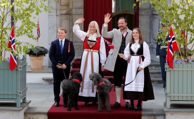 Kronprinsfamilien hilser barnetoget i Asker utenfor Skaugum. Foto: Marius Gulliksrud, Stella Pictures